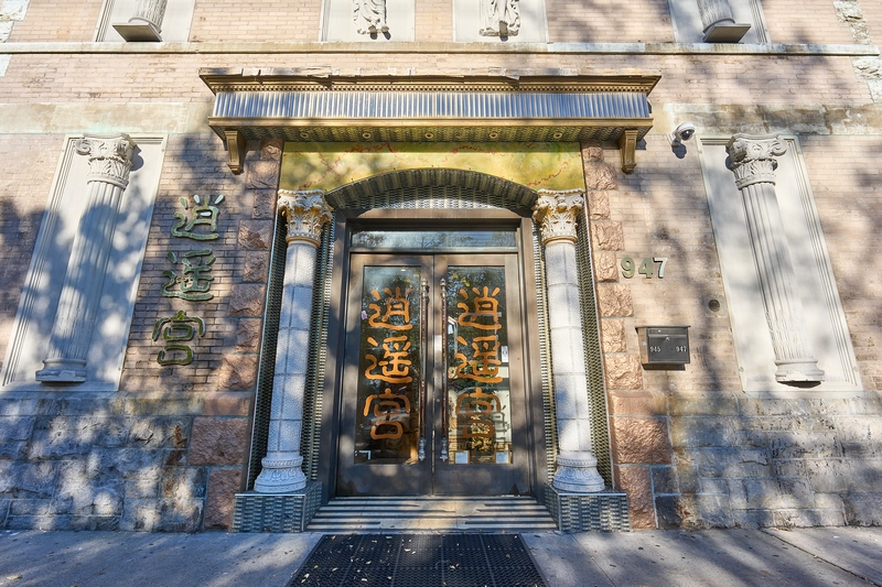 King Spa entrance with gold 逍遥宫 lettering on the doors