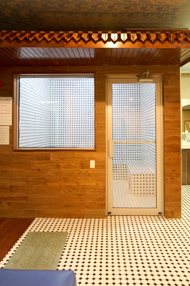 Tiled dry sauna with glass door